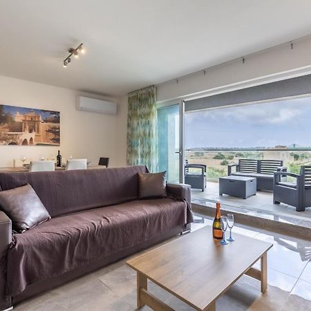 3 Bedroom Apartment - Walking Distance From Airport Gudja Bagian luar foto