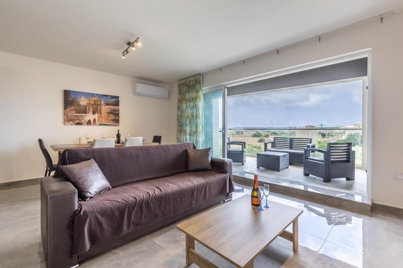 3 Bedroom Apartment - Walking Distance From Airport Gudja Bagian luar foto