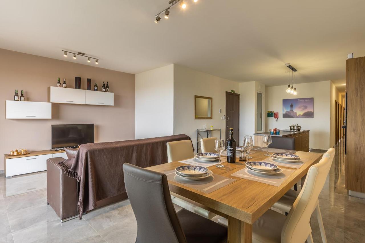 3 Bedroom Apartment - Walking Distance From Airport Gudja Bagian luar foto