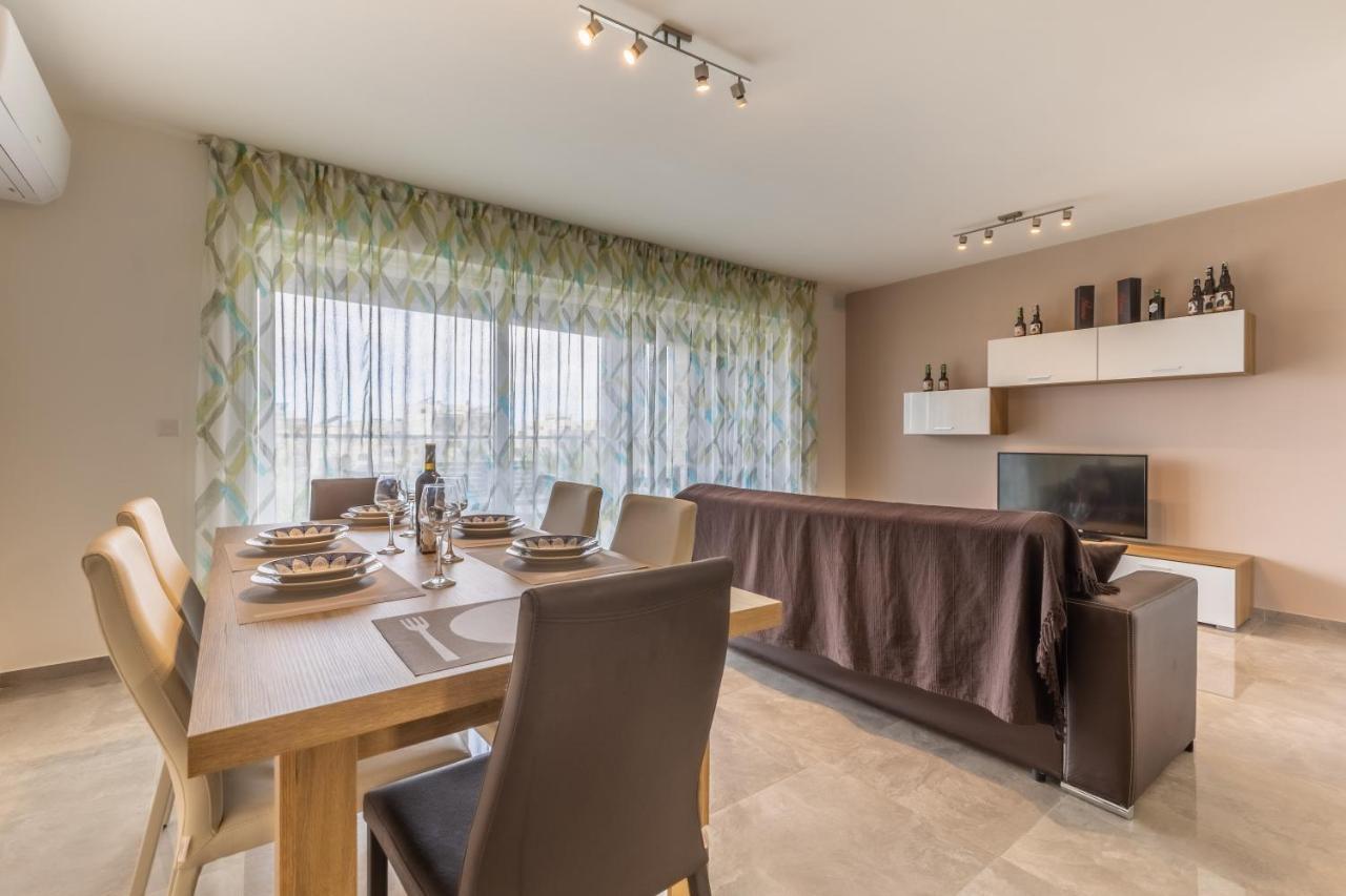 3 Bedroom Apartment - Walking Distance From Airport Gudja Bagian luar foto