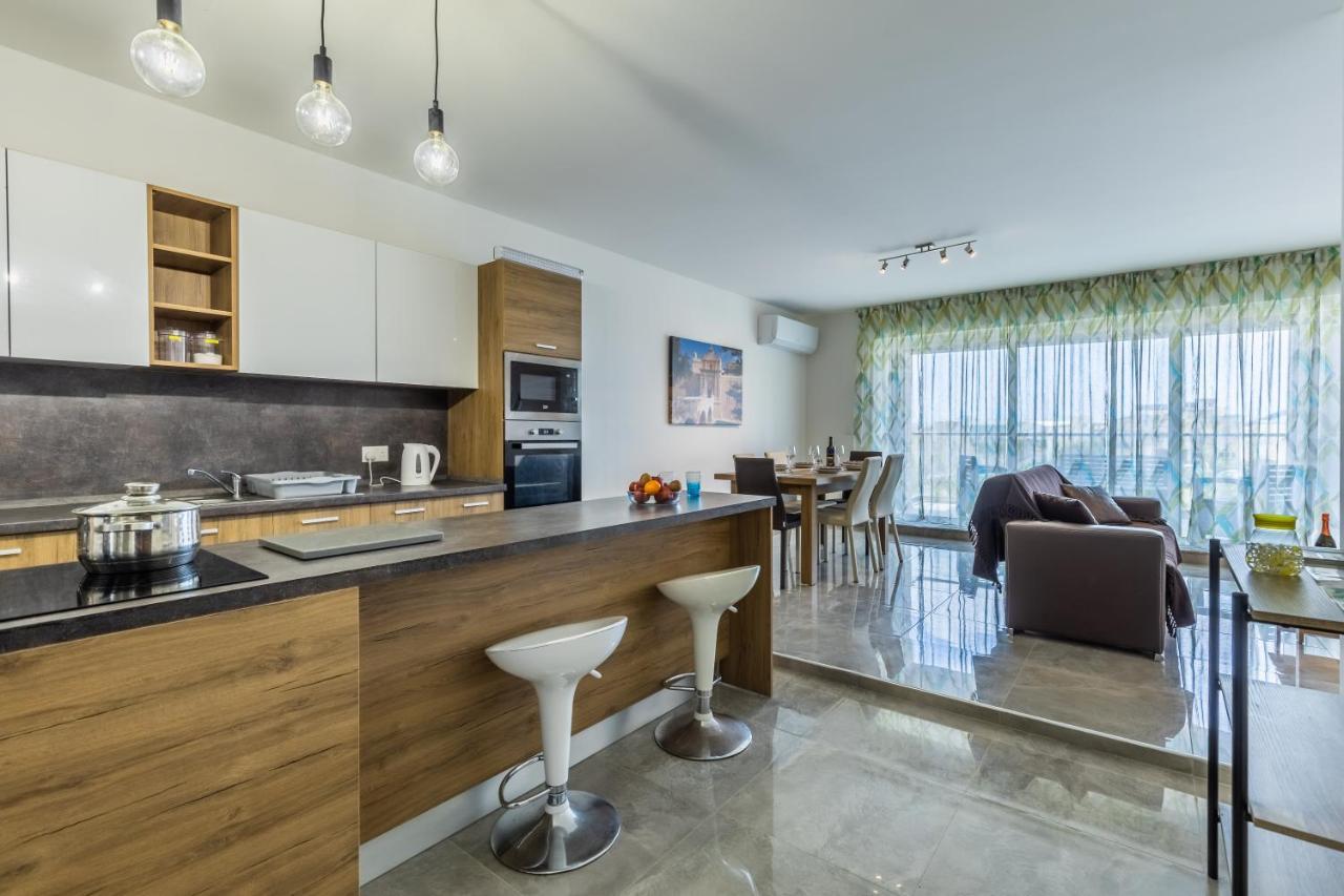 3 Bedroom Apartment - Walking Distance From Airport Gudja Bagian luar foto