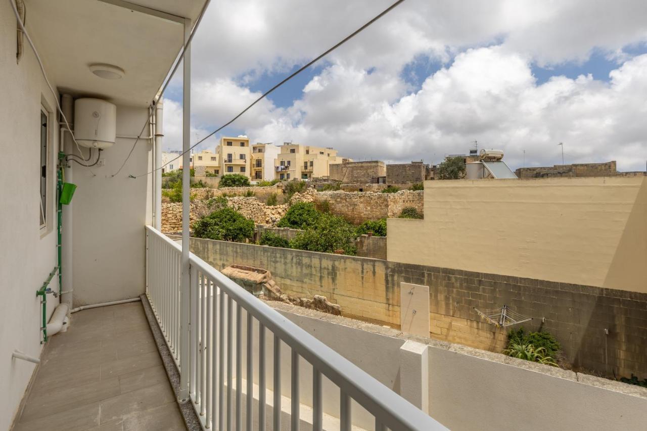 3 Bedroom Apartment - Walking Distance From Airport Gudja Bagian luar foto